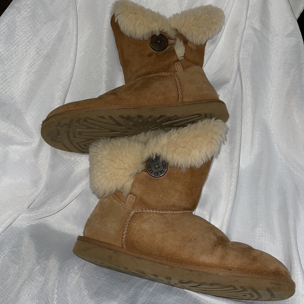 Ugg Size 9 - image 5